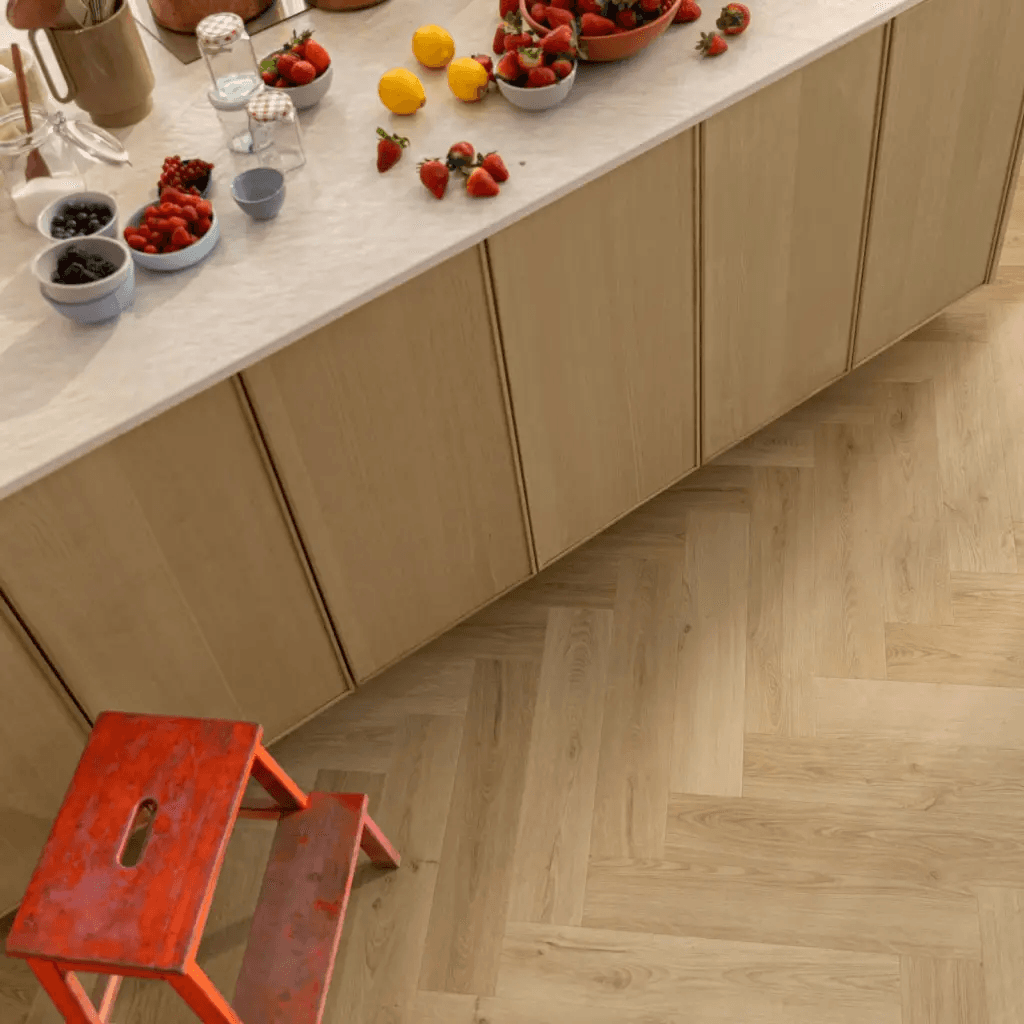 Panele winylowe SPC LVT z podkładem Jodełka Botaniczny Beż HB Klasa 33 6 mm, AVHBU40362, Quick-Step Unilin