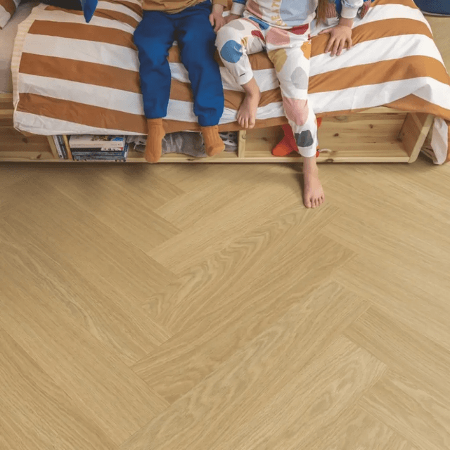 Panele winylowe SPC LVT z podkładem Jodełka Dąb Miodowy HB Klasa 33 6 mm, AVHBU40360, Quick-Step Unilin